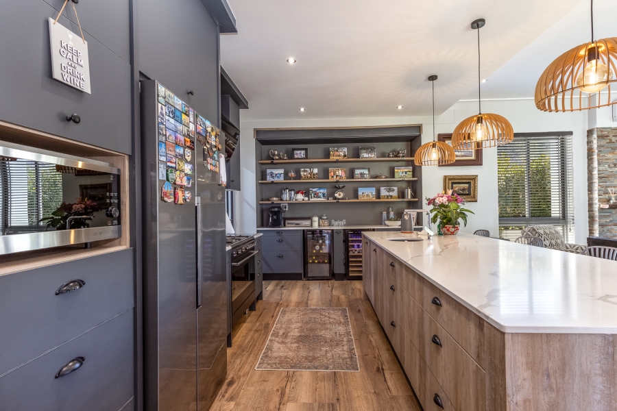 4 Bedroom Property for Sale in Lemoenkloof Western Cape